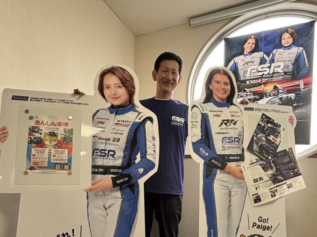 等身大パネルと並ぶ代表取締役社長 大賀 了