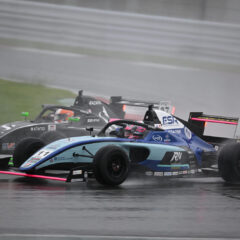 雨の決勝レースで他車と競り合う#11 ペイジ ラダッツ選手