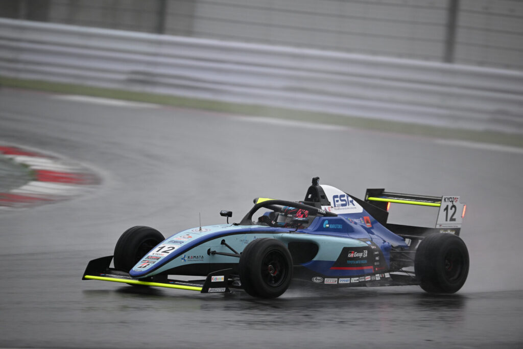 雨の決勝レースを走る#12 いとう りな選手